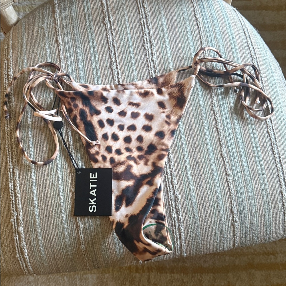 NEVER BEEN WORN WITH TAGS - skatie bottom